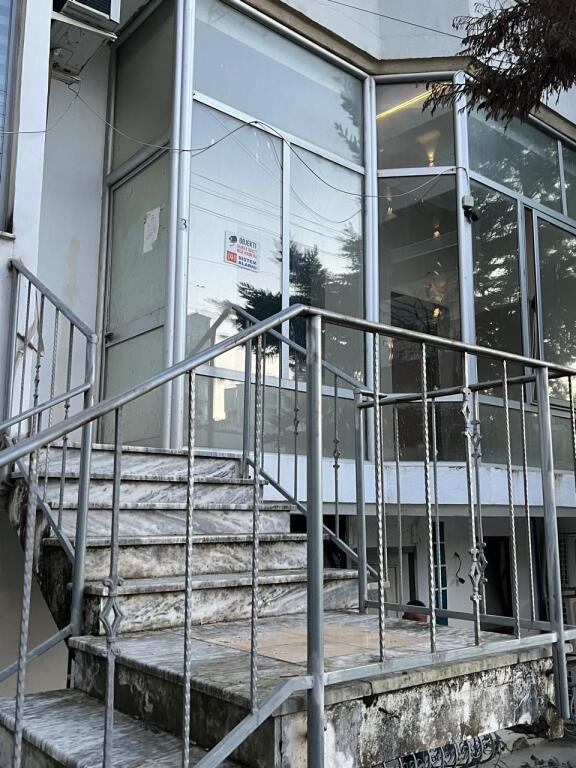 GOLEM GARSONIERE ME BALLKON, HYRJE TE VECUAR