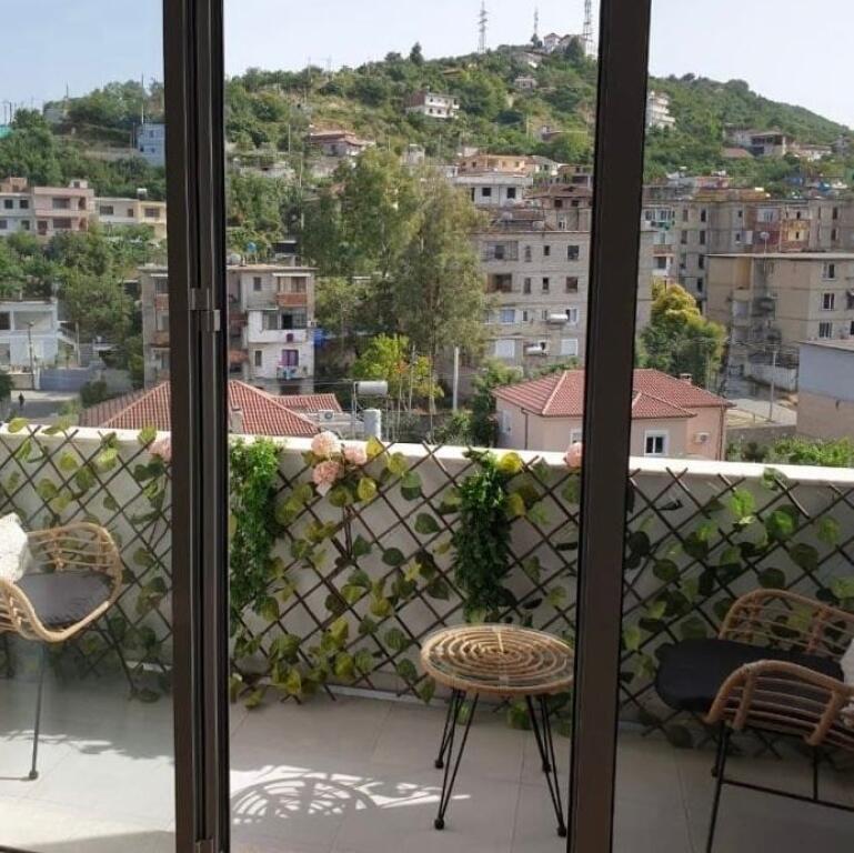 Shitet apartament 2+1 ne Kombinat