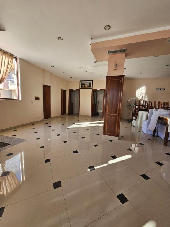 JEPET ME QIRA AMBIENT BIZNESI – 200 m²