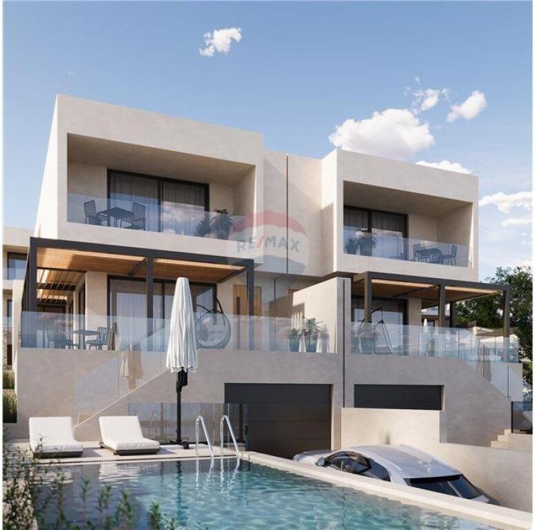 Shitet Vilë 3-katëshe me Pamje nga Deti në Ujë të Ftohtë