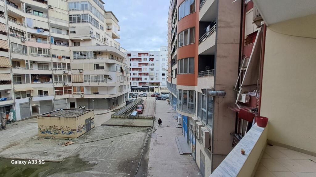 Apartament 1+1, Astir!