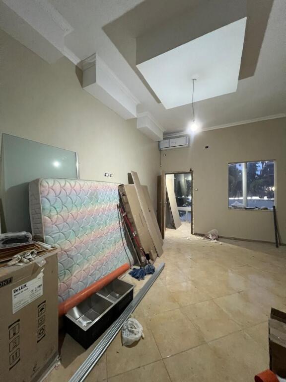 GOLEM GARSONIERE ME BALLKON, HYRJE TE VECUAR