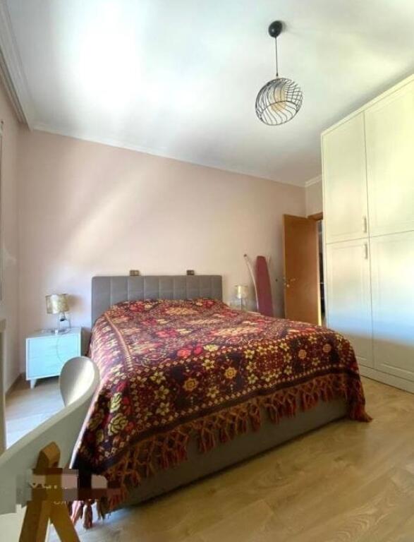 Shitet apartament 2+1 ne Kombinat