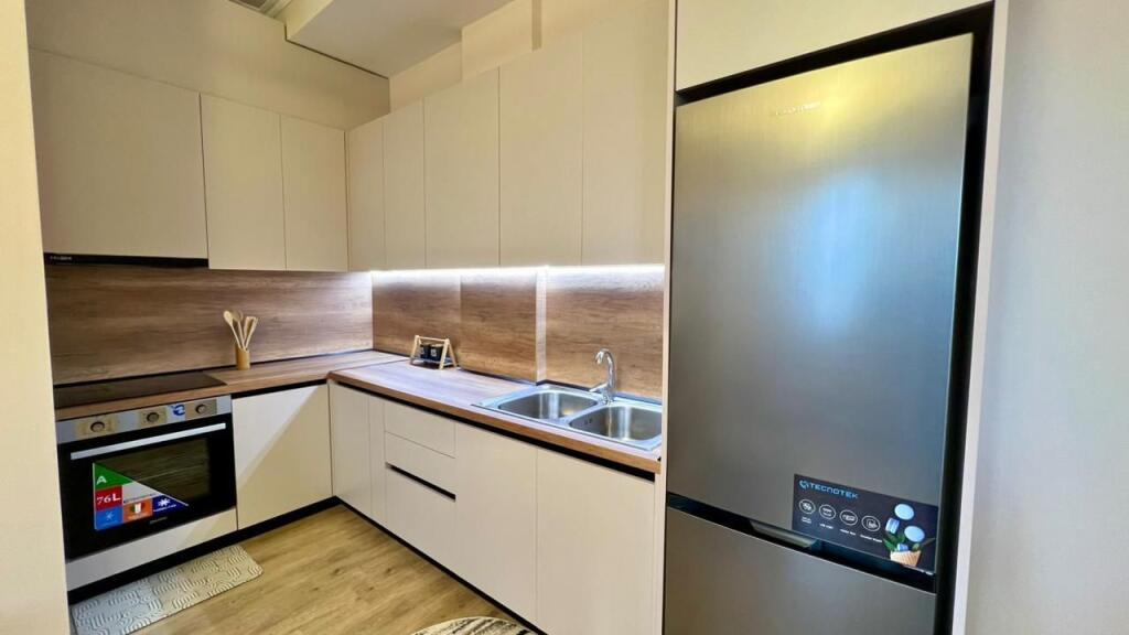 Me Qera : 1+1📍Bulevardi i Ri - Rr.Siri Kodra (Pllt.V2025) - 60,000 Lek - S.75m² - Kt.6 ||✨100% e Re e Pabanuar me Pare✨