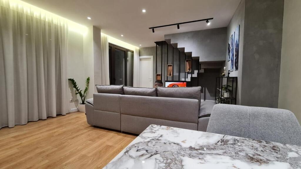 🏡 Dupleks me Qira – Qendër, Tiranë 📍 Rruga e Barrikadave