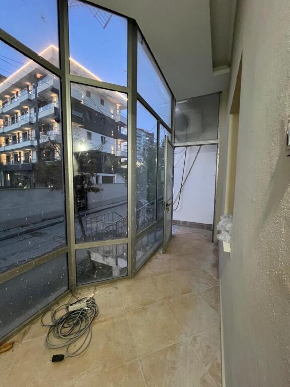 GOLEM GARSONIERE ME BALLKON, HYRJE TE VECUAR