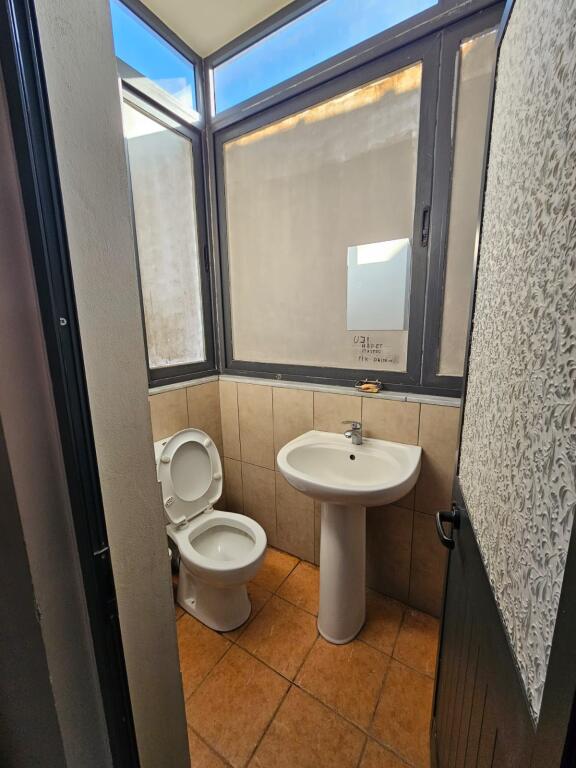 JEPET ME QIRA AMBJENT BIZNESI 180m²