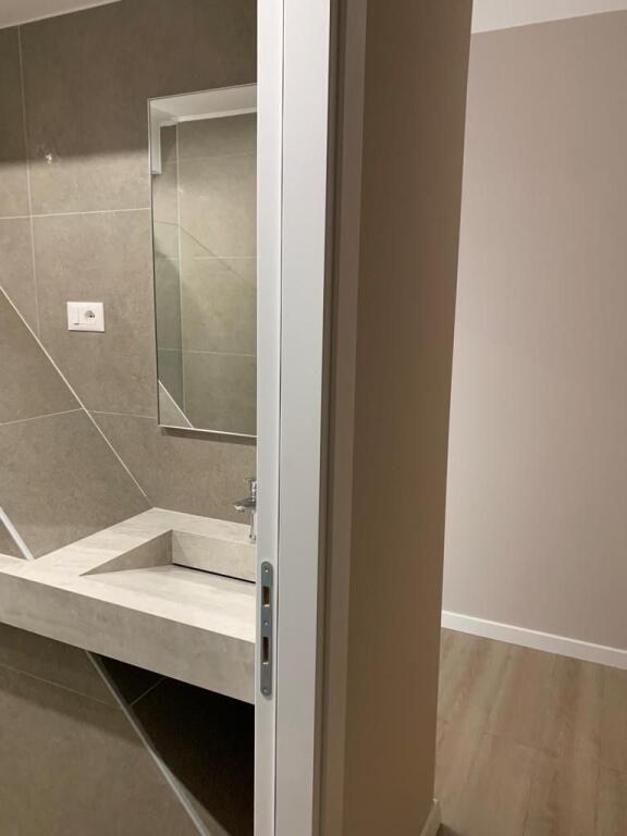 1+1,completamente arredato complesso square 21, prezzo 750 mila lek