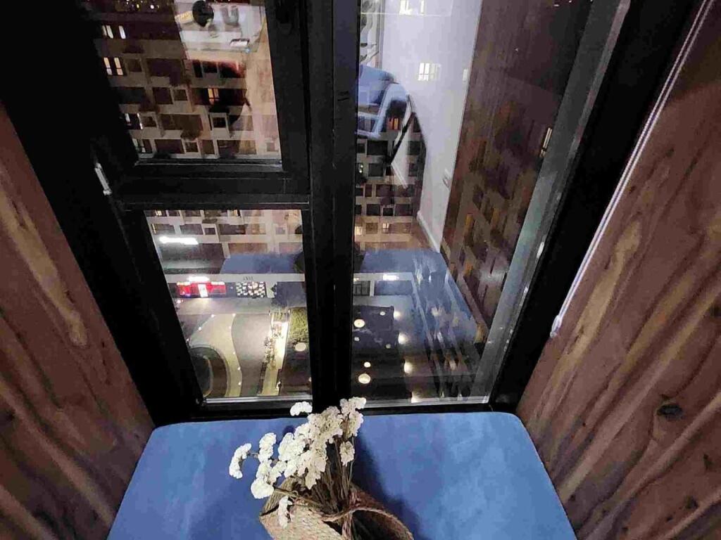 UFFICIO IN AFFITTO 70M2 SQUARE 21  11° PIANO CON 2 ASCENSORI  L'AMBIENTE È ORGANIZZATO;  AREA LAVORO + 1 CUCINA +1 BAGNO  ADATTO PER UFFICIO O STUDIO  POSIZIONE STRATEGICA  NUOVO COMPLESSO