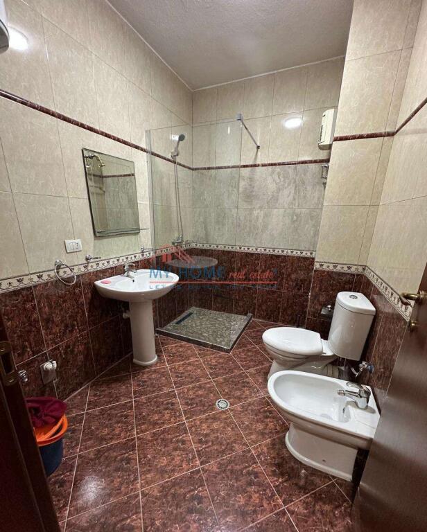 Zyre me qera tek Komuna e Parisit ne Tirane