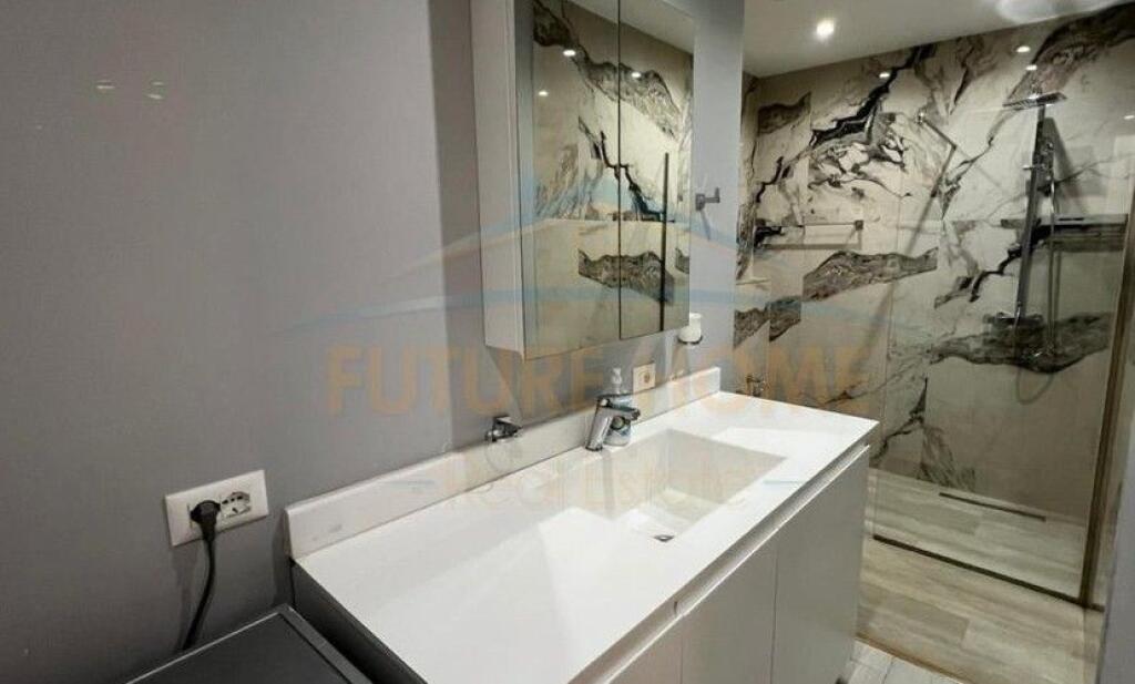 Shitet, Apartament 2+1+2, Rruga e Barrikadave, Tiranë