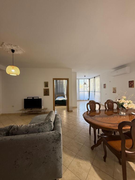 Jepet me qira apartament 2+1+2 me verandë – 21 Dhjetori