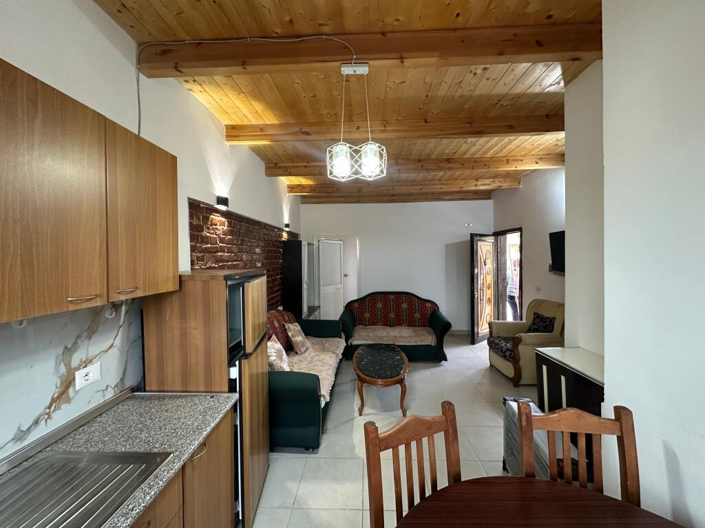 JEPET ME QIRA KATI 2 I NJE VILE 1+1 NE SPITALLE TEK KARBURANT PERNOCA