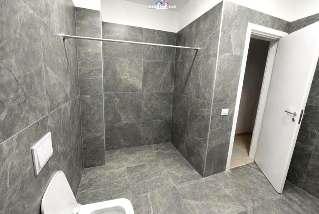 Zyre Me Qera 2+1 Tek Univers City (ID BZ2785) Tirane