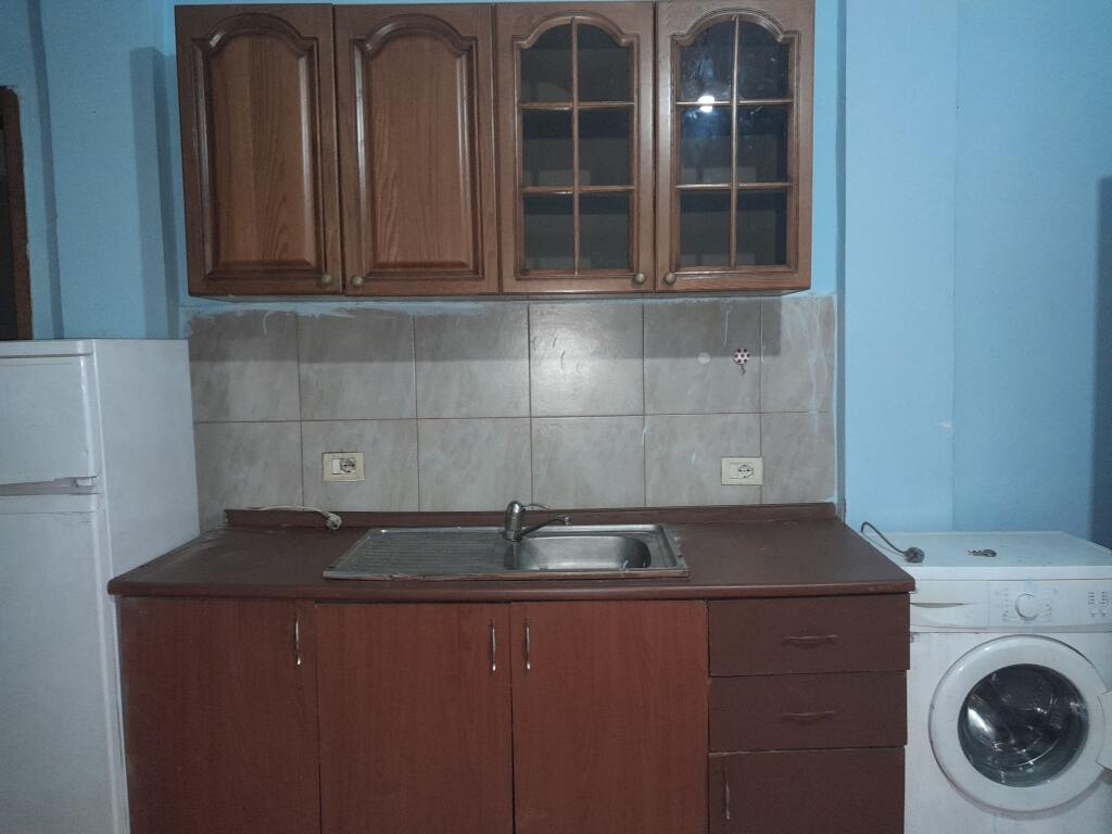 Përballë pallatit me shigjeta  