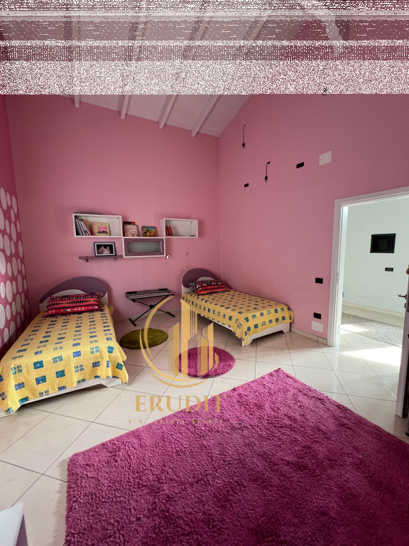 Jepet me qira  Apartament 4+1 i mobiluar