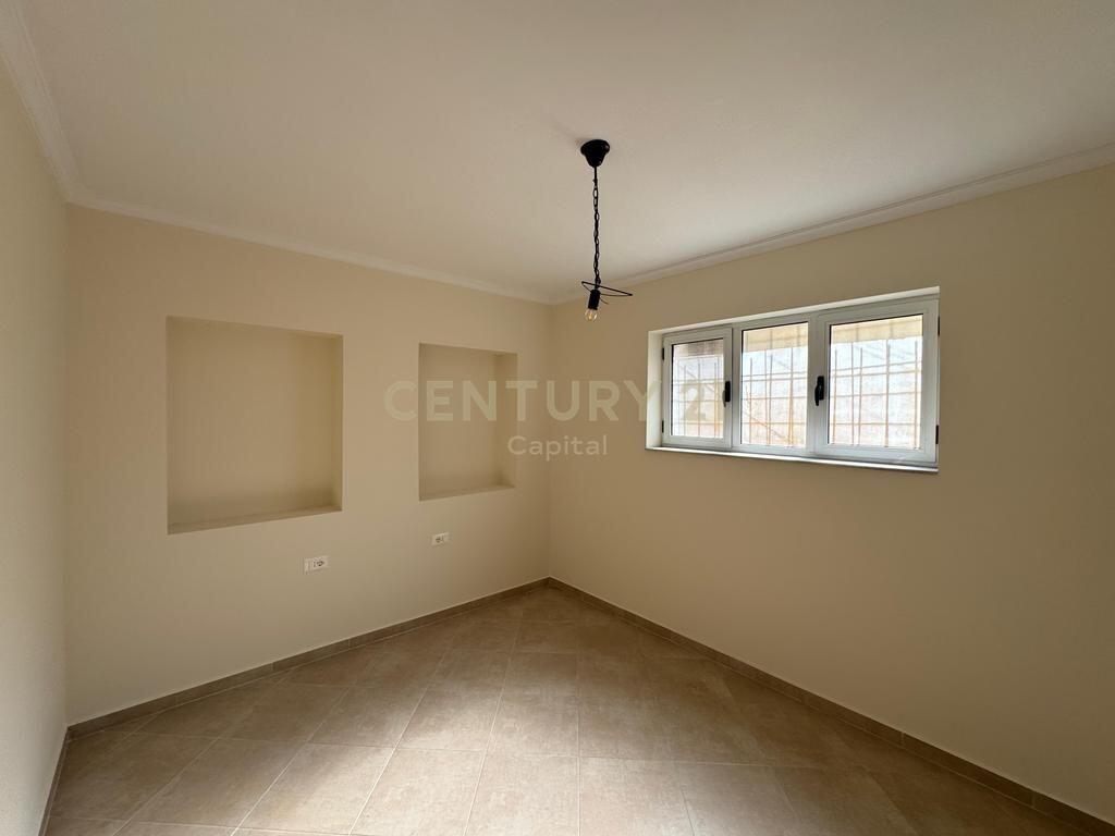 Shitet Apartament me Oborr, tek Shkolla e Kuqe, Tiranë!