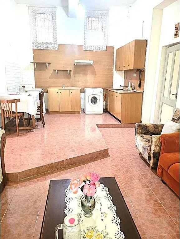 Shitet shtëpi karakteristike 2-katëshe në Berat