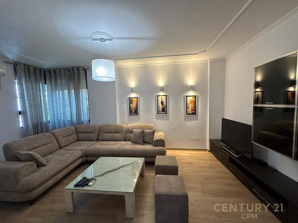 Japim me qira Apartament 1+1 ne qender ! 700 € /Muaj