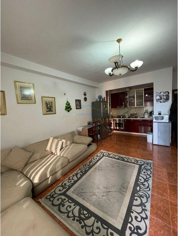 Shitet, Apartament 2+1, Bllok, Tiranë.