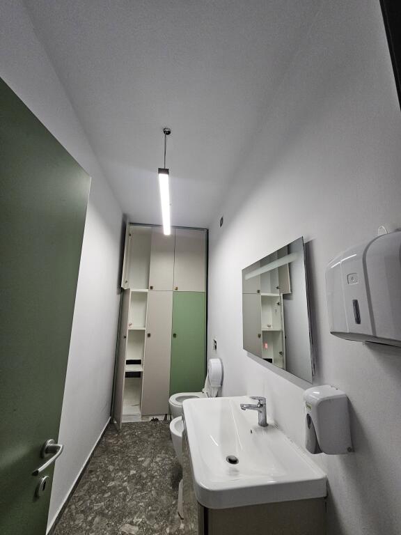 Zyre me Qera: Open space 📍Bllok ( Pranë Çokolatinit) - Kt.2 - Sp.120 m² - 1500/euro neto pallat i ri 🔥