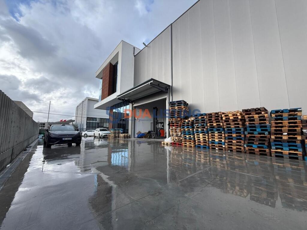 Warehouse/showroom for rent in the Vaqarri area!