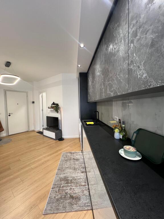 Okazion Shes apartament Komuna e Parisit - 83.000€