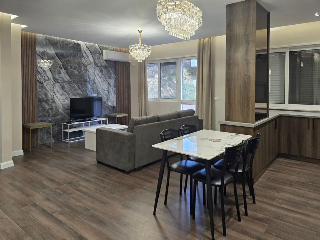 Shesim super apart 2+1+2 te Xhamia te Kopshti Botanik