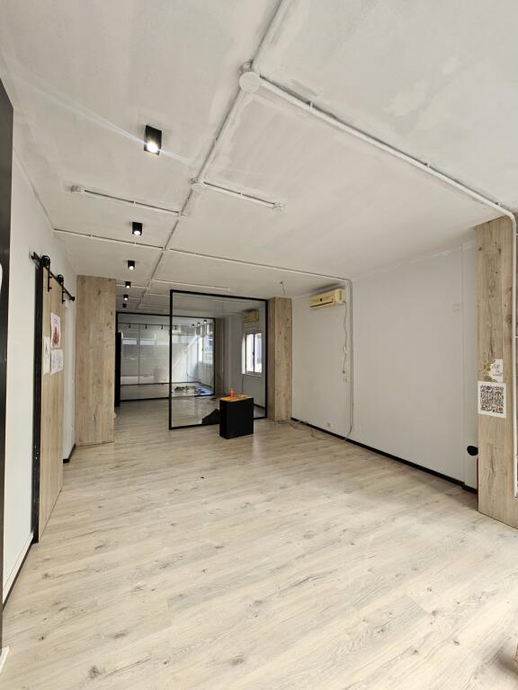 Zyre me Qera: Open space 📍Bllok ( Pranë Çokolatinit) - Kt.2 - Sp.120 m² - 1500/euro neto pallat i ri 🔥