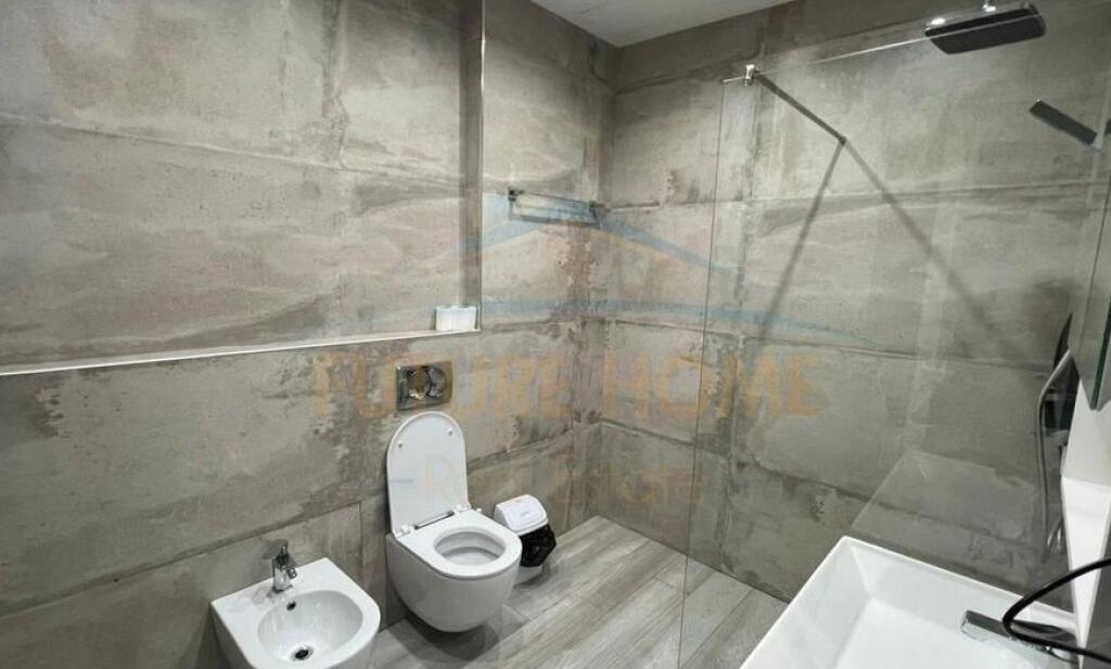 Shitet, Apartament 2+1+2, Rruga e Barrikadave, Tiranë