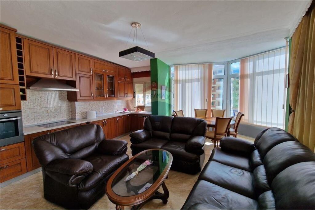 Apartement 2+1 me qira ne Lungo Mare,vije e pare