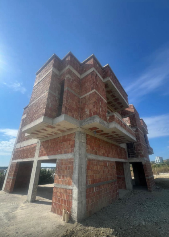 EKSKLUZIVISHT   🏡 Vilë 3-katëshe për shitje – Gjiri i Lalzit