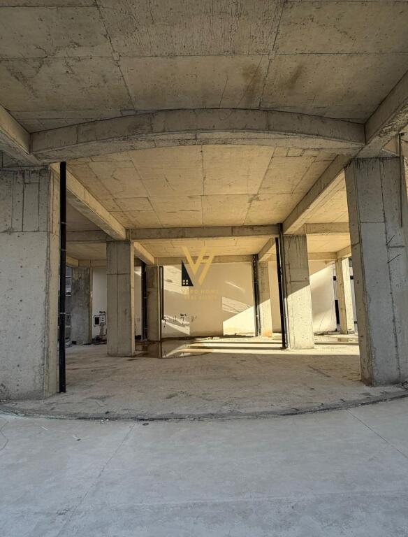 AMBIENT BIZNESI 430 M2 ME QIRA TE ZOGU I ZI 10.000 EURO