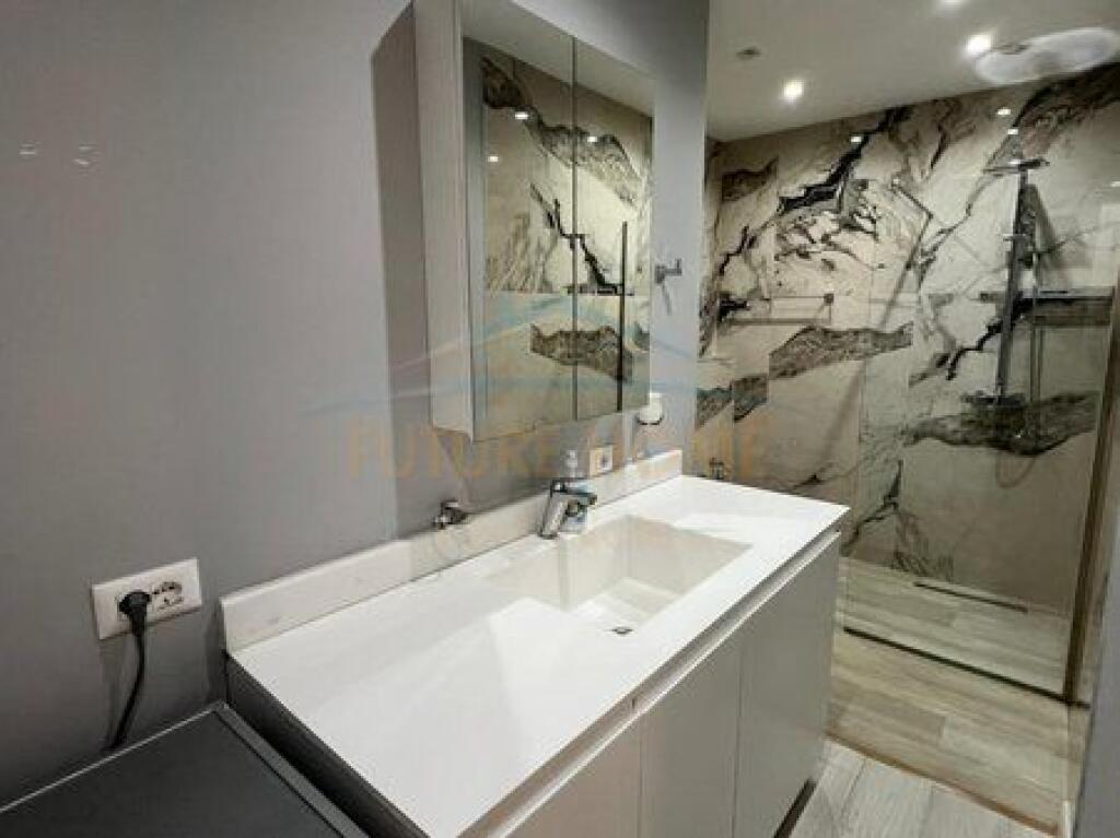 Shitet, Apartament 2+1+2, Rruga e Barrikadave, Tiranë