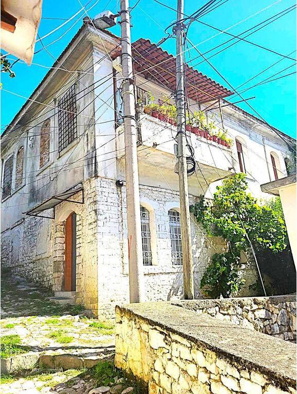 Shitet shtëpi karakteristike 2-katëshe në Berat