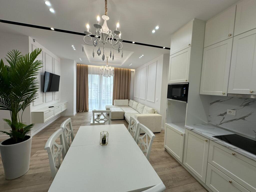 Affittasi appartamento 2+1+2 con veranda + posto auto vicino a Air Albania, Golden Park Residence