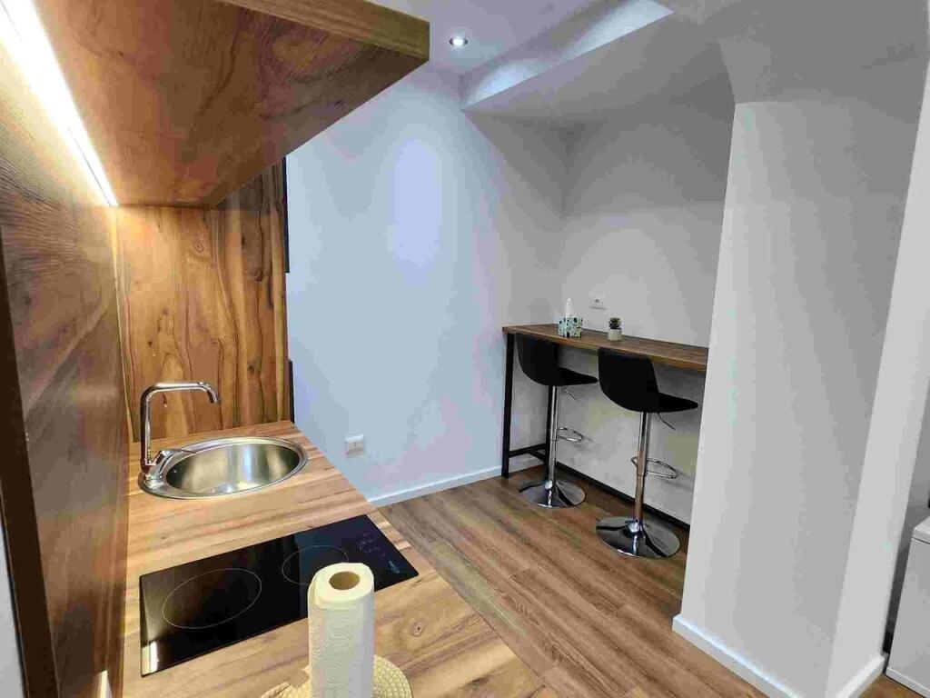 UFFICIO IN AFFITTO 70M2 SQUARE 21  11° PIANO CON 2 ASCENSORI  L'AMBIENTE È ORGANIZZATO;  AREA LAVORO + 1 CUCINA +1 BAGNO  ADATTO PER UFFICIO O STUDIO  POSIZIONE STRATEGICA  NUOVO COMPLESSO