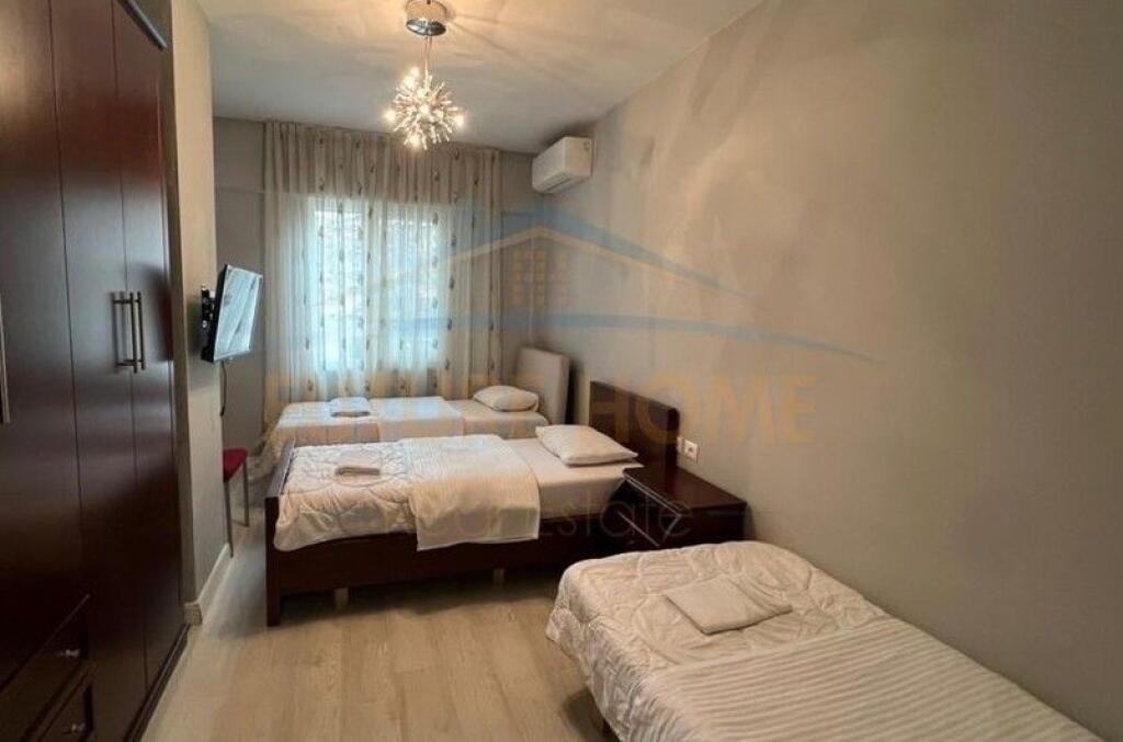 Shitet, Apartament 2+1+2, Rruga e Barrikadave, Tiranë