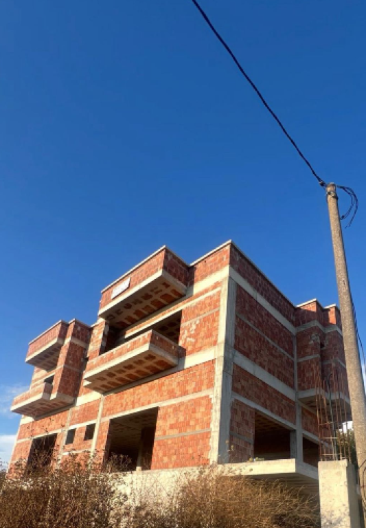 EKSKLUZIVISHT   🏡 Vilë 3-katëshe për shitje – Gjiri i Lalzit