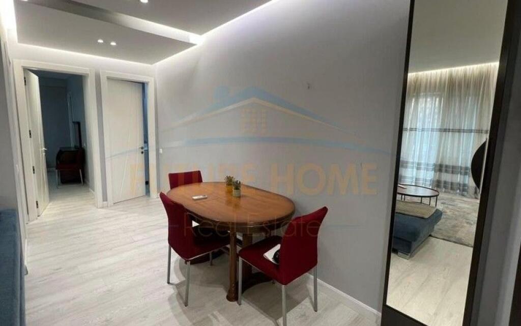 Shitet, Apartament 2+1+2, Rruga e Barrikadave, Tiranë