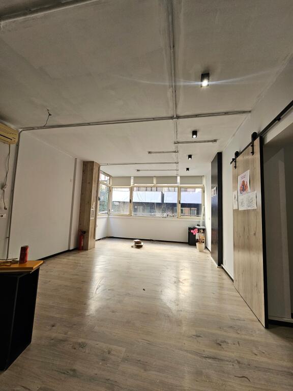 Zyre me Qera: Open space 📍Bllok ( Pranë Çokolatinit) - Kt.2 - Sp.120 m² - 1500/euro neto pallat i ri 🔥