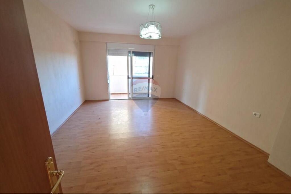 Shitet Apartament pranë Medresesë