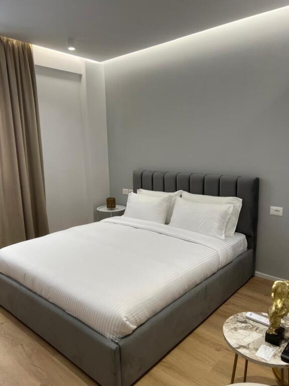 Shitet Garsoniere, Ambasada Amerikane