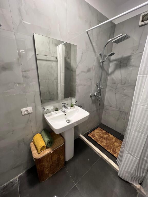 Okazion Shes apartament Komuna e Parisit - 83.000€