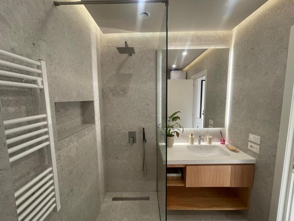 JEPET ME QIRA GARSONIERE NE LUNGOMARE VLORE