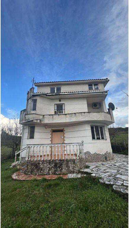 Villa for sale in Peze e Vogel near Lapidari.