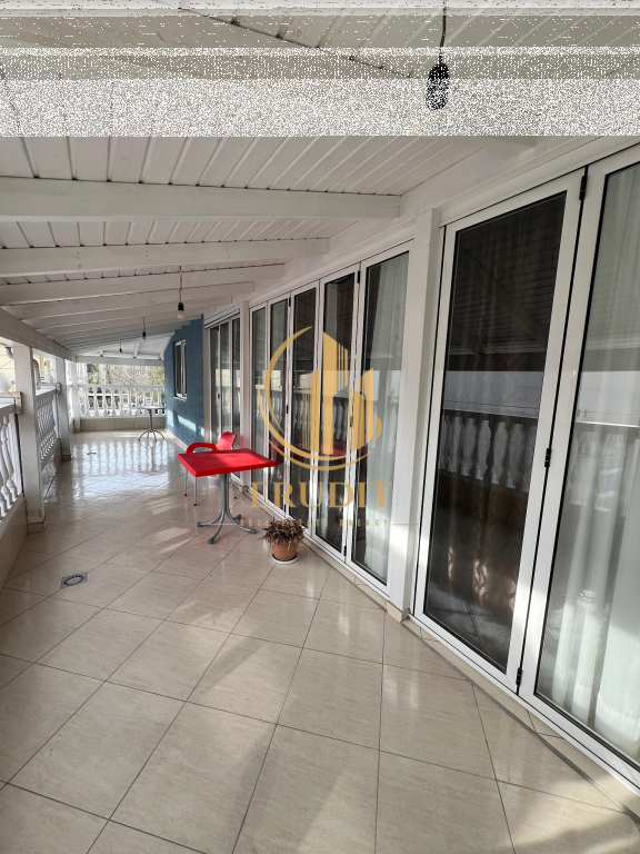 Jepet me qira  Apartament 4+1 i mobiluar