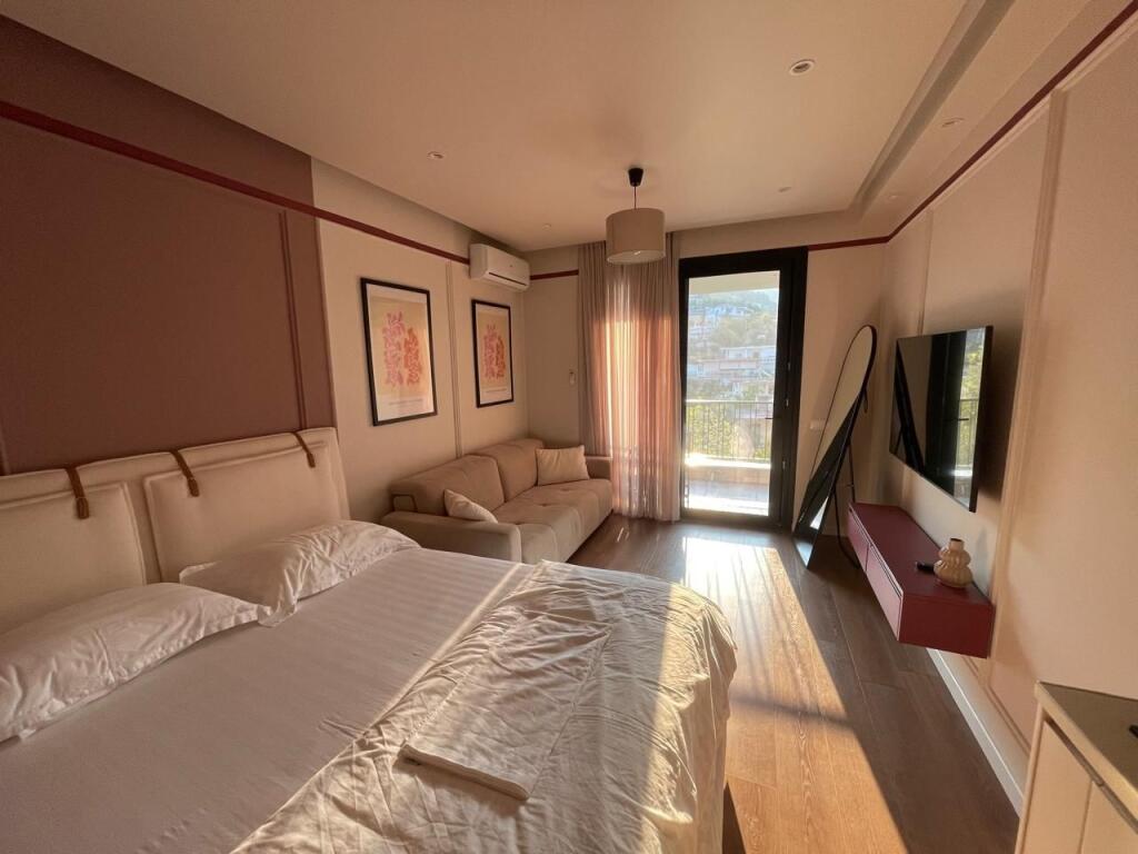 JEPET ME QIRA GARSONIERE NE LUNGOMARE VLORE