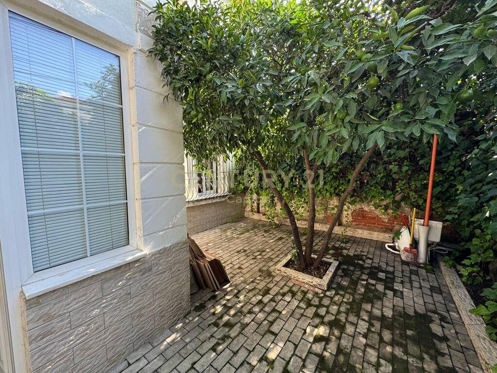 Shitet Apartament me Oborr, tek Shkolla e Kuqe, Tiranë!