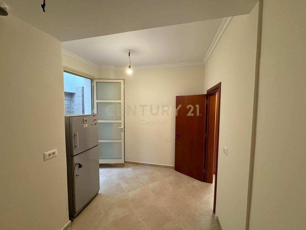 Shitet Apartament me Oborr, tek Shkolla e Kuqe, Tiranë!